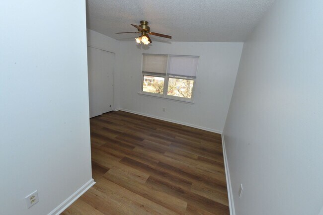 Building Photo - 6 Bedrooms-Little Neck Area