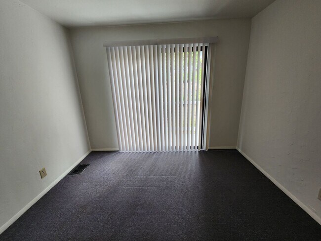 Building Photo - 221 - Steelhead Ave Duplex