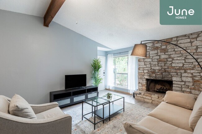 Building Photo - Queen room in 3-bed/1.5-bath Home
