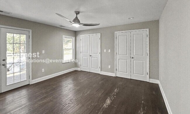 Building Photo - 3 Bed/2 Bath Home with In-Unit Laundry / Vouchers Accepted / Available Now!