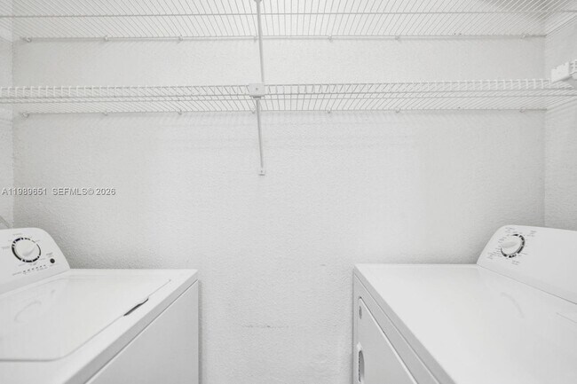 Building Photo - 949 Riverside Dr