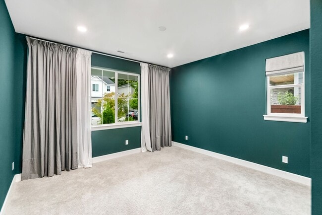 Building Photo - Spacious Two-Story in Port Orchard