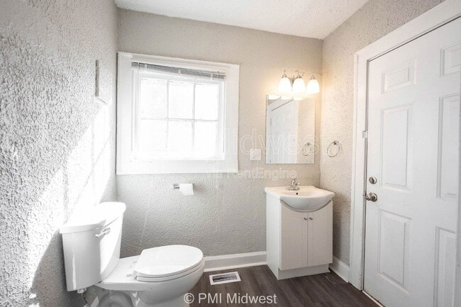 Building Photo - 3945 Central Ave