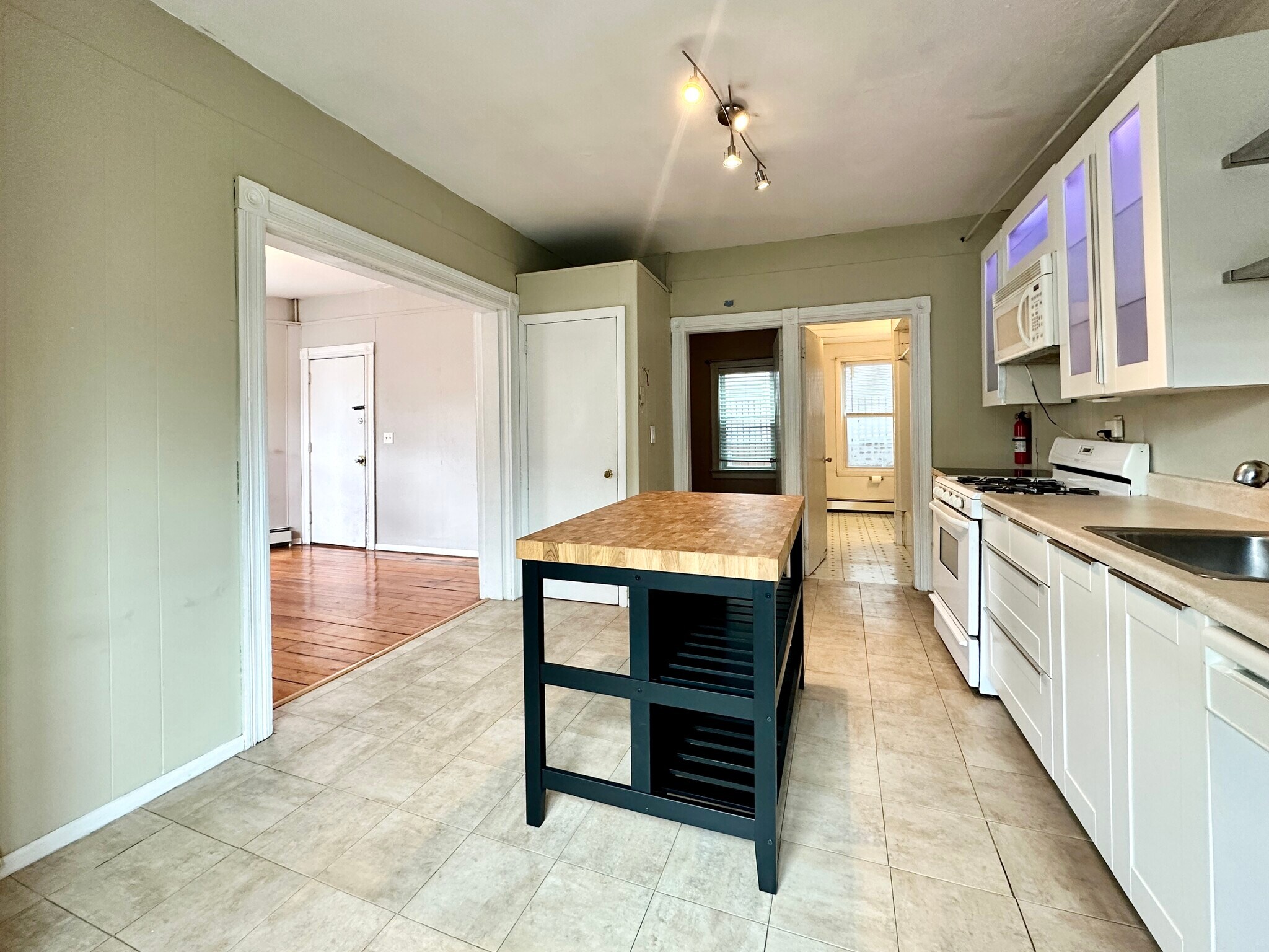 Building Photo - 48 America St