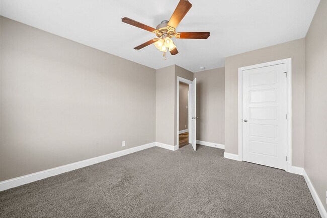 Building Photo - Pet Friendly Five Bedroom!