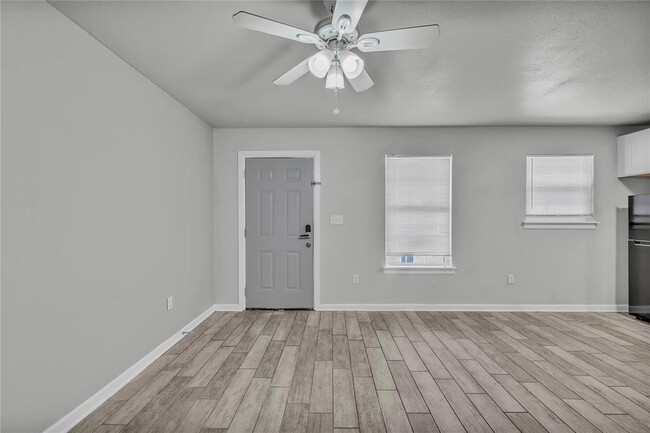 Building Photo - 901 Parmer Ave