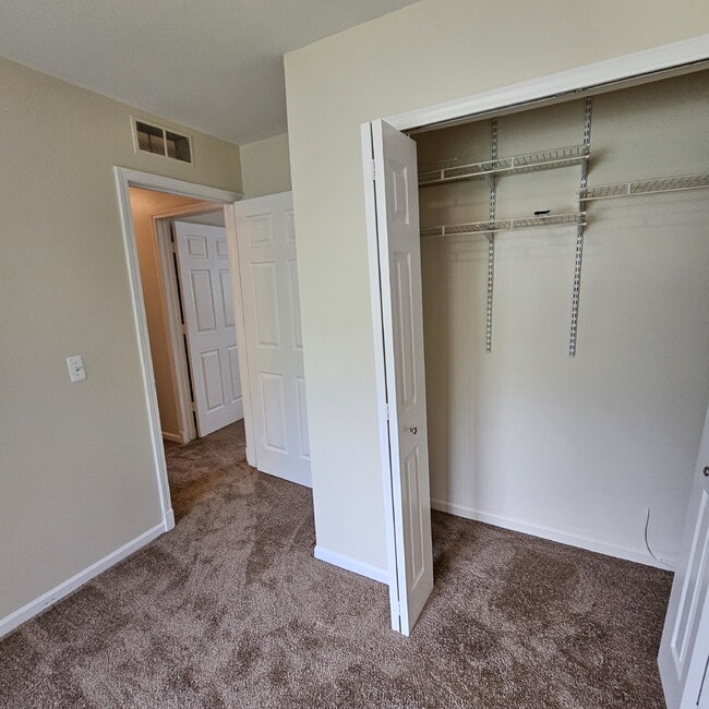 Building Photo - 3 Bedroom Bungalow w/ New Carpet Through O...