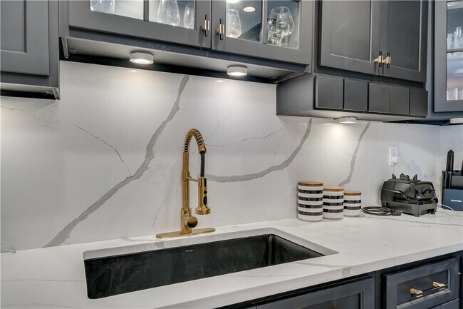 Building Photo - 417 NE 15th Ave