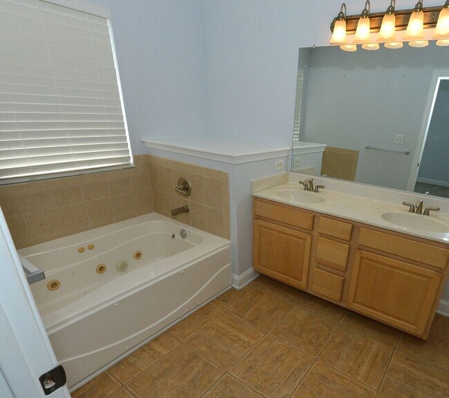 Building Photo - Beautiful Townhome/condo