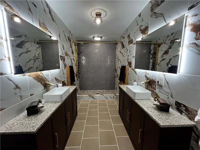 Building Photo - 4 bedroom 2 Bathroom Luxury Rental!