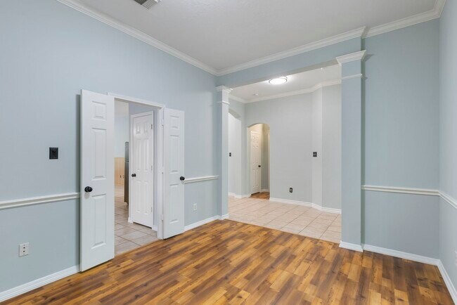 Building Photo - 6 E Cottage Green St