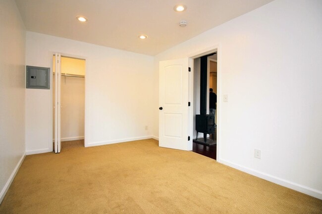 Building Photo - 2 Bedroom Home with Large Yard in SW Santa Rosa