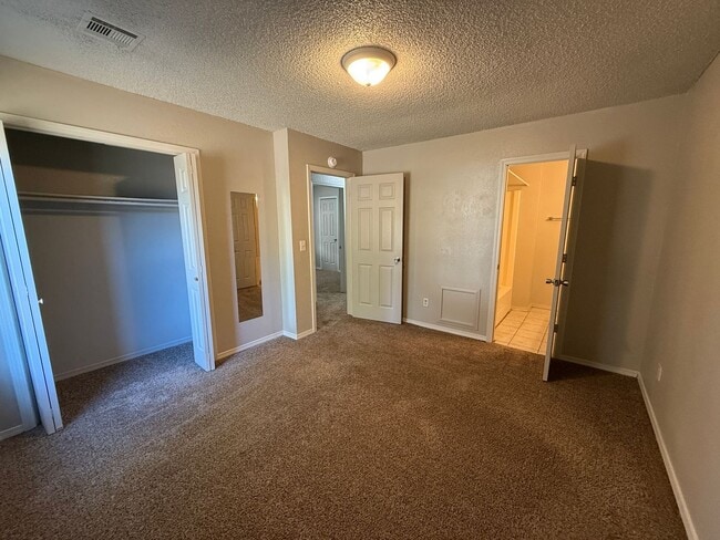 Building Photo - 5728 S Vancouver Ave