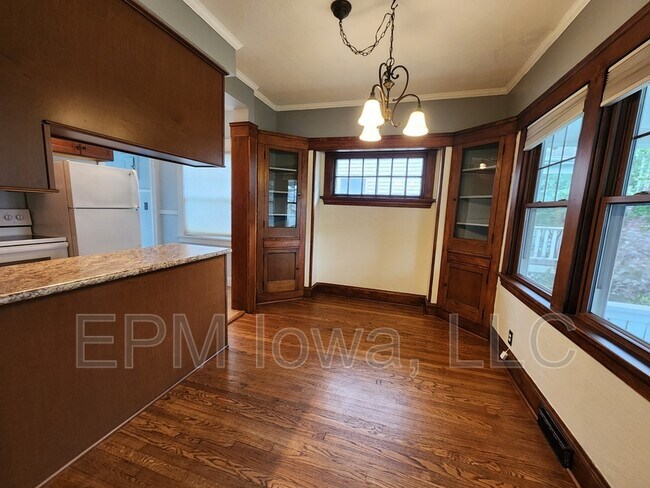 Building Photo - 1119 Maplewood Dr NE