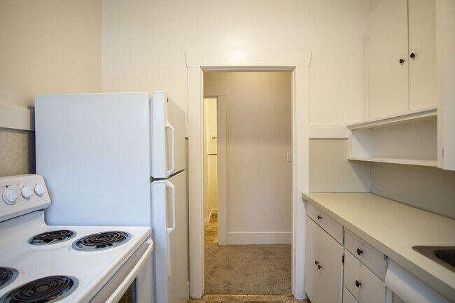 Building Photo - Gorgeous 2-Bedroom Corner Flat in 1911 Fou...