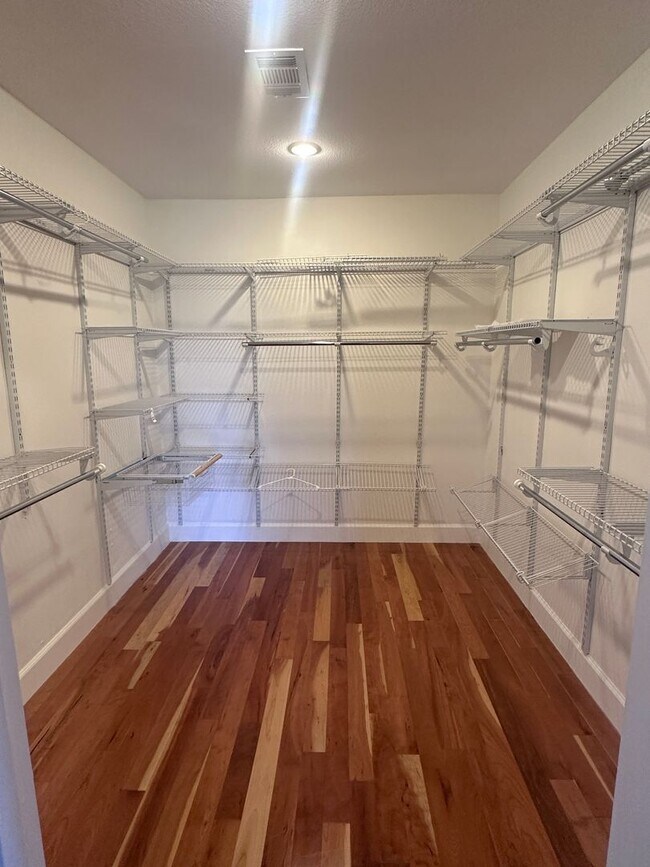 Building Photo - Stunning 3 bedroom + Den with Large Yard!