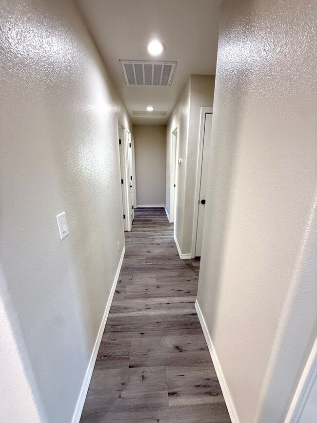 Building Photo - Modern 3 Bed, 2 Bath Home with Open Floor Plan & New Flooring – Fort Mohave- Available Now!