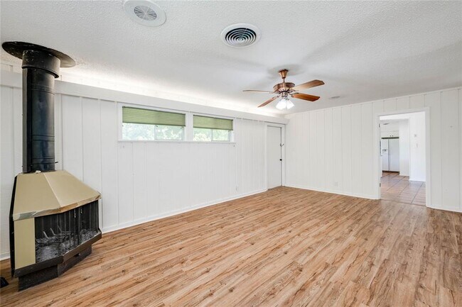 Building Photo - 405 Westbrook Dr