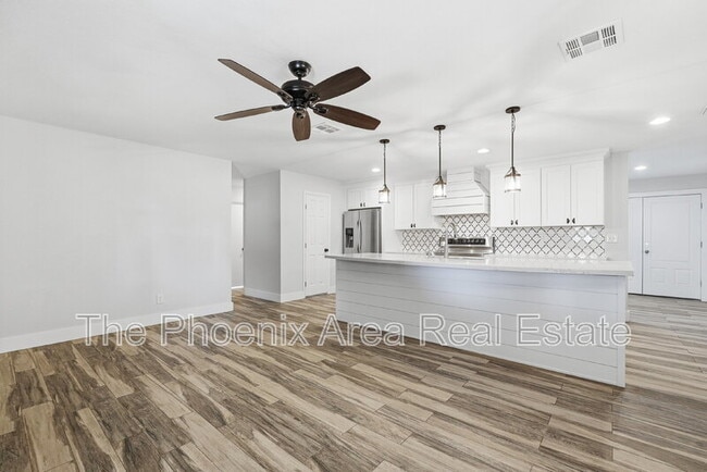Building Photo - 447 E Carson Dr