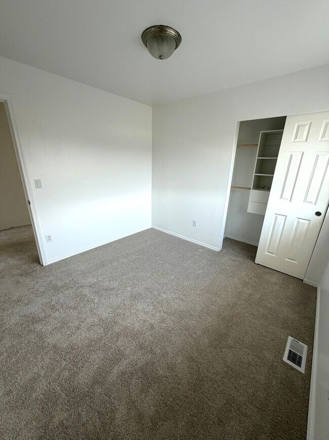 Building Photo - Large 4 bedroom 2.5 bathroom in Arlington