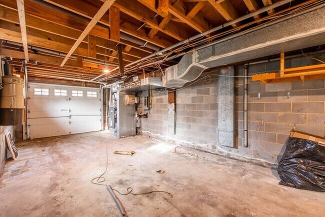 Building Photo - Newly remodeled 3/2.5