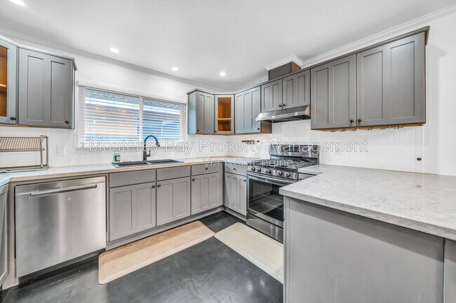 Building Photo - 20 Del Robles Ave