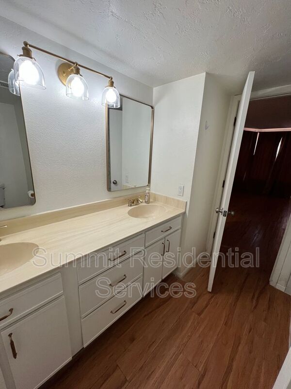 Building Photo - 1700 W Wood Bridge Ct