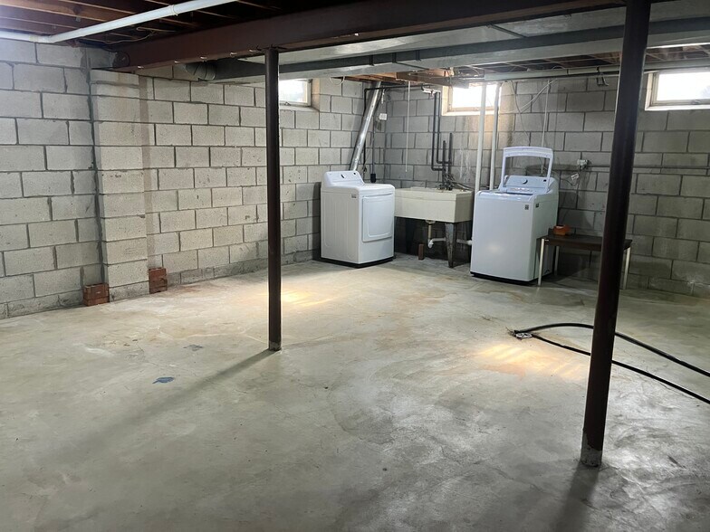 Building Photo - 2709 Albany Ct