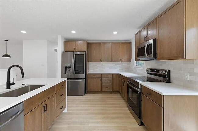 Building Photo - 804 S Montclaire Dr