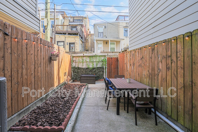 Building Photo - 813 S Belnord Ave