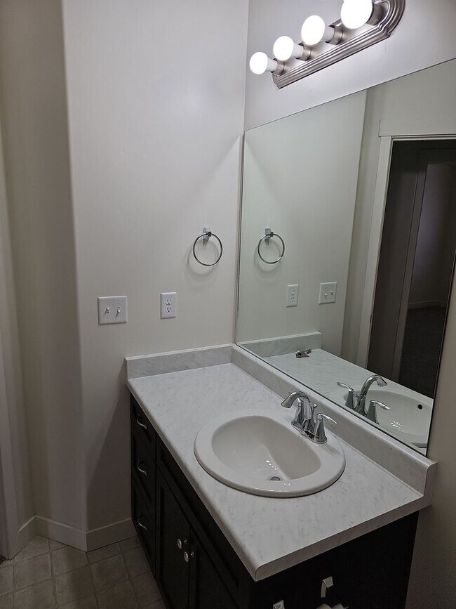 Building Photo - August free! 3 Bed/3.5 Bath Town Home for Rent in Bluffdale!
