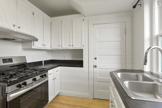 Building Photo - Historic 3 bedroom townhome with recent upgrades.