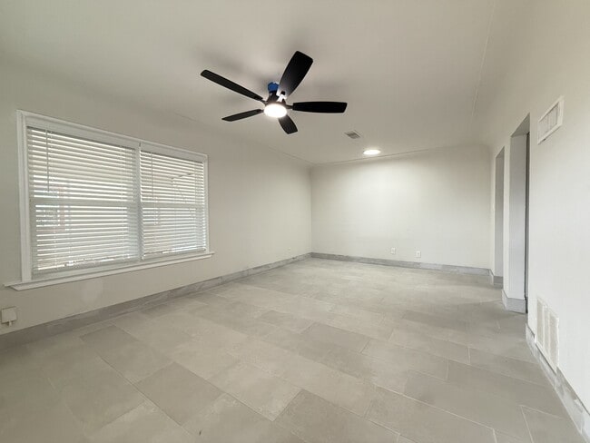 Building Photo - 3100 Thomas Ave