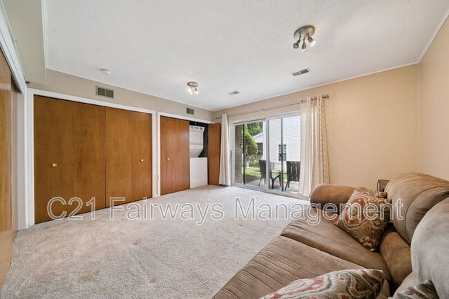 Building Photo - 804 Fairways Dr
