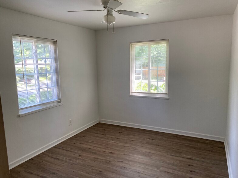 Building Photo - 2200 W Schantz Ave