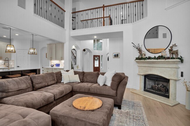 Building Photo - 3006 E Lake Falls Cir