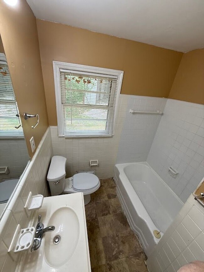 Building Photo - 3 bed and 1 bath in Decatur!