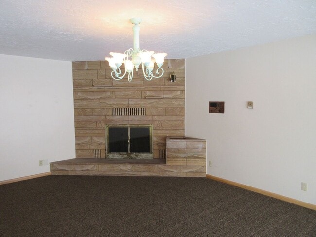 Building Photo - **Move-In Discount** Spacious single level home with a retro feel - you must see!