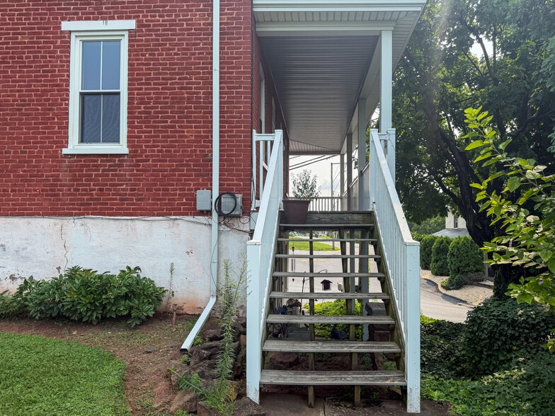 Building Photo - 504 Fivepointville Rd
