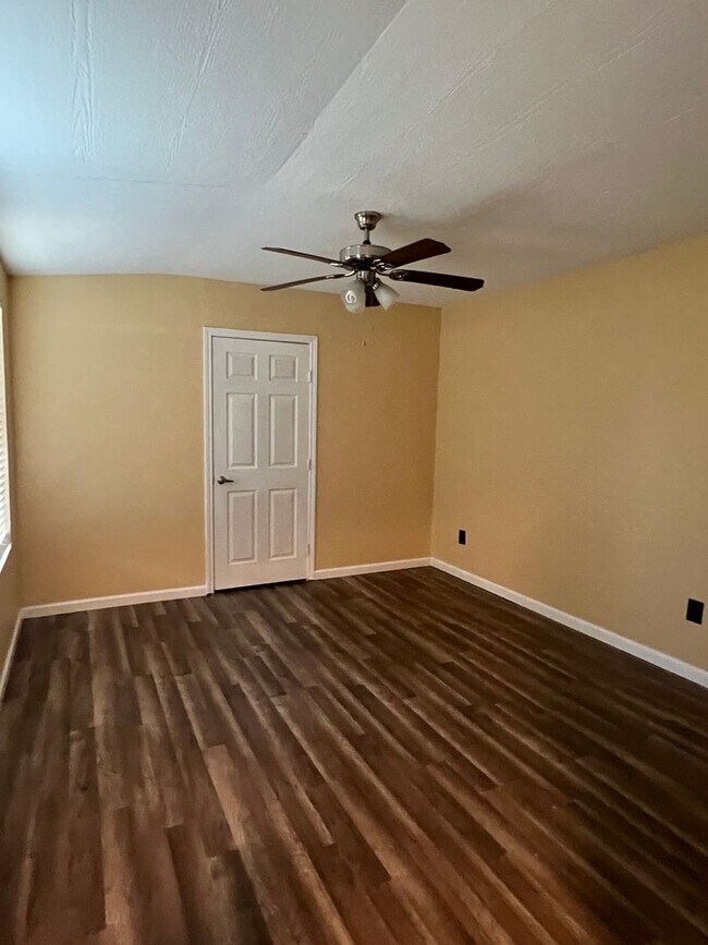 Building Photo - Remodeled 5 Bed | 2 Bath Mobile Home on Ha...