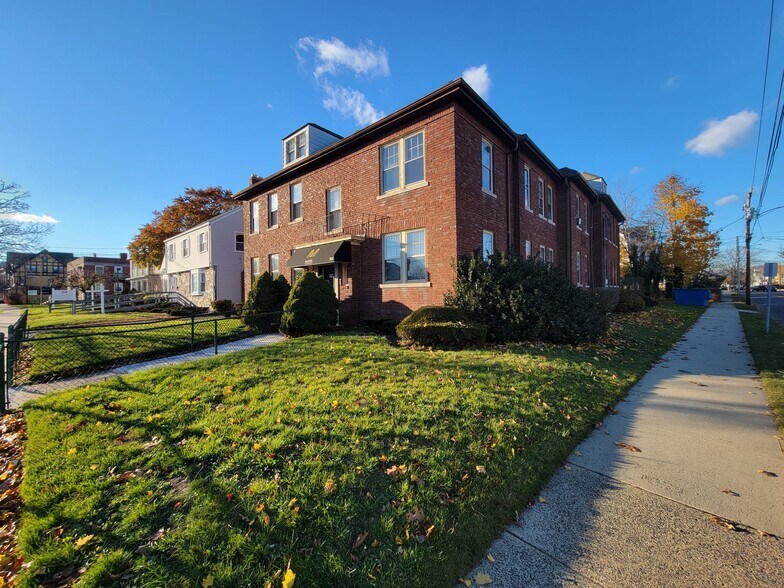Building Photo - 305 Main St