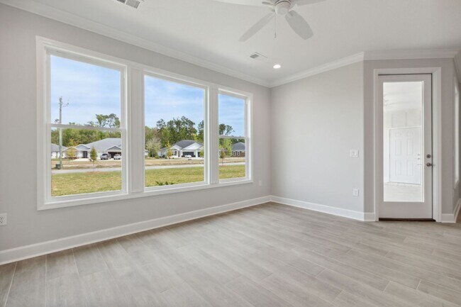 Building Photo - Resort Style living, minutes to town!