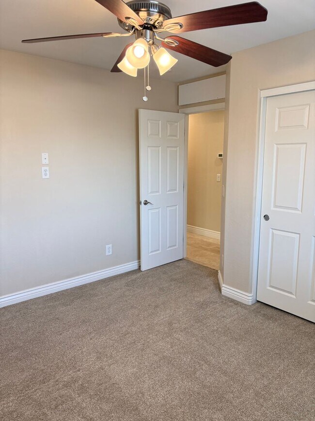 Building Photo - **STUNNING 4 BEDROOM/3 BATHROOM/2 CAR GARAGE/GATED COMMUNITY HOME IN MESA (SOUTHERN & LINDSAY)**