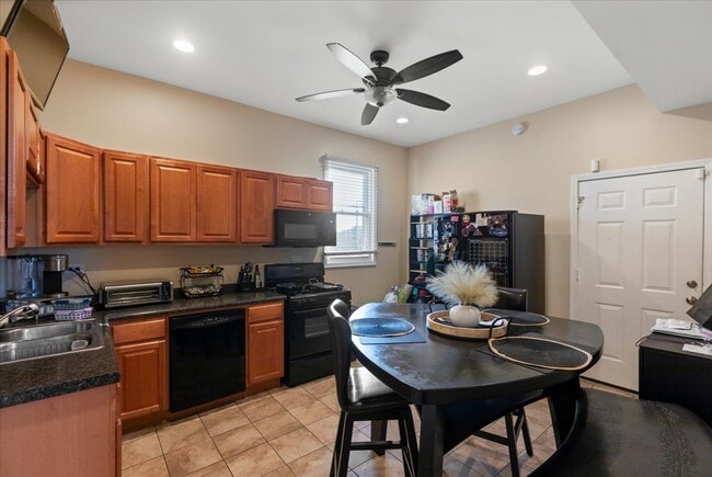 Building Photo - 2028 N Hamlin Ave