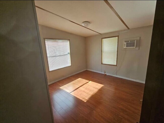 Building Photo - 3/2 Mobile Home with fenced yard