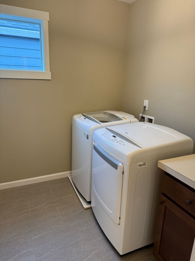 Building Photo - Beautiful 3 Bedroom House with High Ceilin...