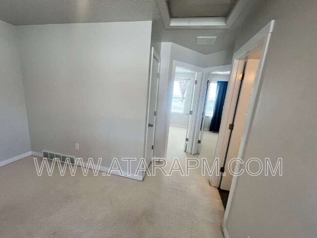 Building Photo - 1754 Oakwood Ln