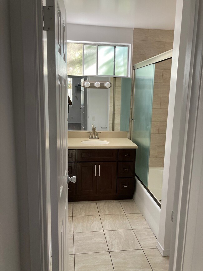 Building Photo - 1900 Grace Ave