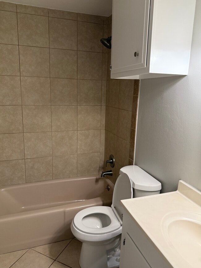 Building Photo - 914 Maureen St