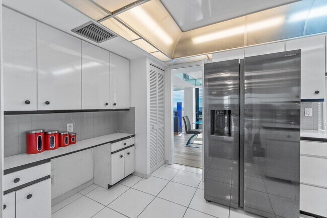 Building Photo - 108 Lakeshore Dr